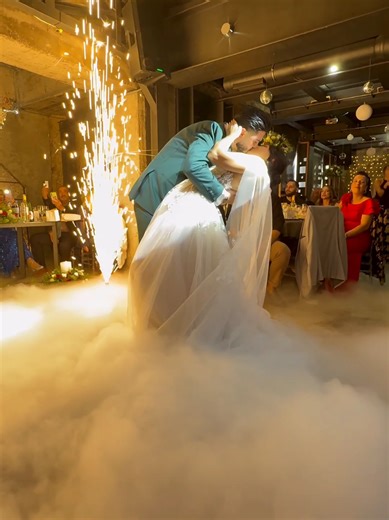 Ο πρώτος χορός των νεονύμφων, γαμήλια δεξίωση. #weddingday #weddingreception #brideandgroom #dance #firstdance