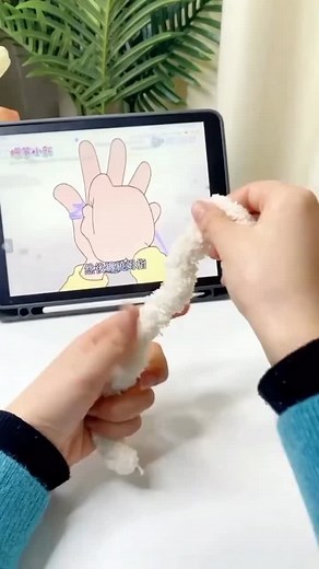 Crafting Corner on Instagram: "Detailed teaching to make a muffler with fingers #diy #muffler #handmade #handcraftedwithlove #crafting #diyprojects #Crafts #craft #crafting #muffler"