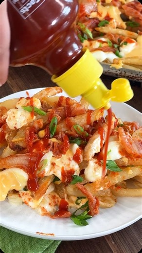 63K views · 197 reactions | These Loaded Kimchi Fries prove that crispy potatoes and tangy kimchi were made to be together.  Top fries with creamy cheese sauce, gooey mozzarella, spicy sriracha, and crunchy cabbage kimchi for the ultimate flavor mashup!  Tap the link in @allrecipes bio for the full recipe ⬆️ 六‍: Renu Dhar : @guacmylife #kimchi #kimchifries #savorysnack | Allrecipes | Facebook