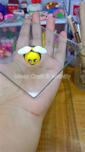 🐝the bee beautiful craft,,, so cute #clay #clayart #claytonwiyono2y #craft #crafting #foryou #vairal #tiktokviral #tiktokbangladesh #tikシ゚viral #tikシ゚viral #TikTok #TikTok #tiktokindia #tiktokbangladesh #beeclaycraft