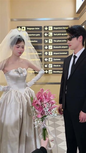 Flirty Dance Moves in Wedding Photos: Capturing the Romantic Moments