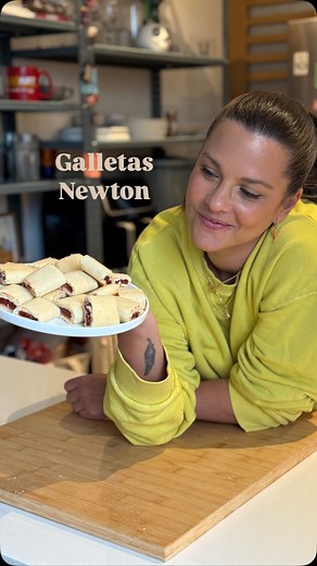 Nela Gonzalez on Instagram: "Domingo de antojo! GALLETAS NEWTON! 🇻🇪 Hay sabores y olores que nos llevan a los recuerdos más sagrados, y esta receta me llevó a mis tardes después del colegio haciendo tareas en mi hermosa Caracas… 🥹 Hoy más que domingo de antojo, es un domingo de nostalgia! ¿Quién más se comía un paquete entero? (Receta de @ulises_cocinero 🙏🏼) Masa INGREDIENTES: • 300 grs Harina de trigo • 60 grs Maizena • 70 grs Azúcar • 100 grs Mantequilla • 60 ml Leche entera • 1/2cda Polv