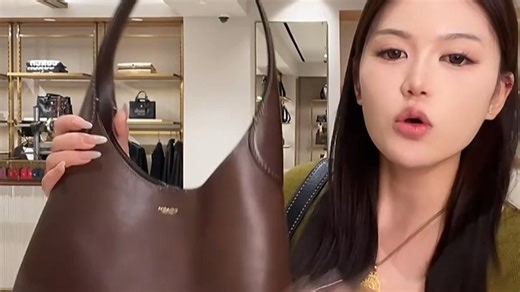 蔻驰Brooklyn系列，简约设计自带松弛感，日常通勤或周末出游都显质感，耐用耐磨还时髦，真香体验！