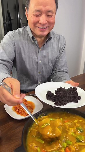 Just another dinner with the fam. #mukbang #koreancurry #koreanfamily #kdrama #koreantiktok