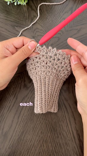 Great crochet stitch for a ruffle edge #crochetstitches #crocheted #crochetinspiration #crochetideas | KnitcroAddict