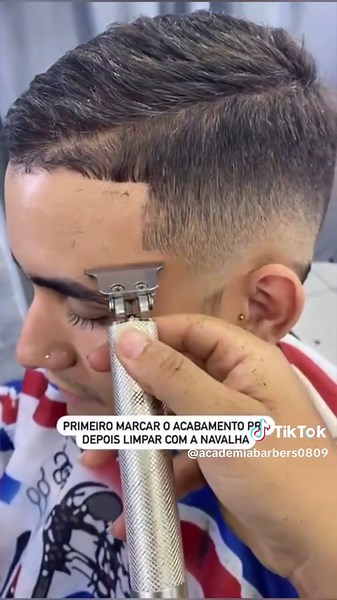 ¡Bienvenidos a nuestro tutorial de barbería! En este video aprenderás las técnicas esenciales para lograr cortes de cabello perfectos y estilos de barba impresionantes. Te mostraremos paso a paso cómo utilizar las herramientas de barbería, desde las tijeras hasta las máquinas de cortar, para que puedas crear un look profesional desde la comodidad de tu hogar. Además, compartiremos consejos sobre el cuidado y mantenimiento de la barba, así como las tendencias más actuales en el mundo de la barber