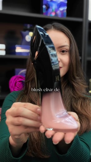 Dejamos atrás lo excesivo y le damos paso a fragancias femeninas con carácter. Comparte si estás de acuerdo, comenta si no. El 2025 y los años anteriores nos trajeron el concepto de fragancias en “modo bestia” que, aunque imposibles de ignorar, muchas veces tendían a dominar por completo el ambiente. En 2026 estamos viendo que las mujeres prefieren fragancias con más estela, sensuales y elegantes, que permanecen en el aire, en lugar de aromas que golpean de frente y se adueñan de toda la habitac