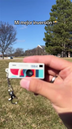 Nuestra cámara revive la nostalgia de los 2000 📸 #nostalgia #retro #minicamara Lleva esta mini cámara llavero a todas partes y revive esos momentos al estilo retro.