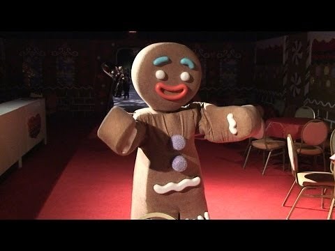 Gingy from Shrek Dances For Us, Gingy Style During Meet-And-Greet - He Didn't Know Gangnam Style!