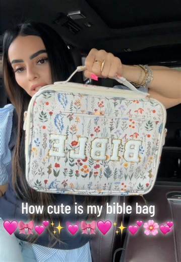 Absolutely love this bible bag Kit. Comes with pen, a clip to carry as a purse, absolutely love this! #bible • • • • • • • • #bibleverse #biblestudy #biblebag #bibleversedaily