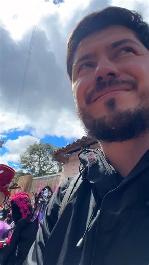 THE WOMEN’S CONVITE OF CHICHICASTENANGO Follow @theguatemalalist to discover meaningful travel experiences across Guatemala. Today I witnessed one of the most unique celebrations in the Guatemalan highlands. This is the Convite Femenino — a vibrant street dance filled with music, masks, and color moving through the town. It forms part of the festivities leading into the famous Chichicastenango Fair, a celebration held in honor of Saint Thomas. But what makes this Convite stand out is who leads i