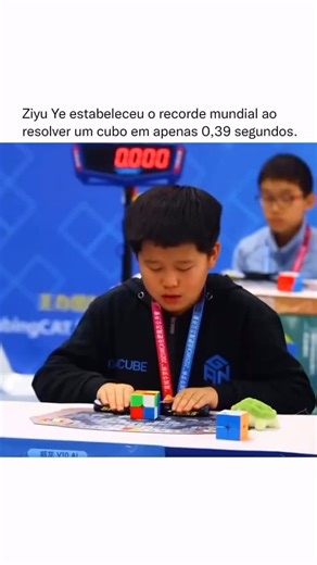 FATOS HIPER CURIOSOS on Instagram: "Em 25 de outubro de 2025, o cuber chinês Ziyu Ye (叶梓渝) estabeleceu um recorde mundial impressionante ao resolver um cubo 2×2×2 em apenas 0,39 segundos durante o Hefei Open 2025, realizado em Hefei, província de Anhui, na China. Esse tempo destruiu a marca anterior de 0,43 segundos, que pertencia ao polonês Teodor Zajder, registrada em novembro de 2023 no Warsaw Cube Masters. A medição foi feita conforme as regras da World Cube Association (WCA), com delegado p