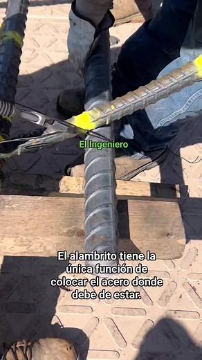 El alambre de amarre o alambrito como muchos le dicen, no cumple una funcion estructural, sirve para fijar y unir el acero de refuerzo en concreto armado, garantizando que permanezcan en su lugar durante el vertido del concreto. #concreto #albañileria #arquitectura #ingenieriacivil #Construction #acero #ingenieria #estructuras | El Ingeniero