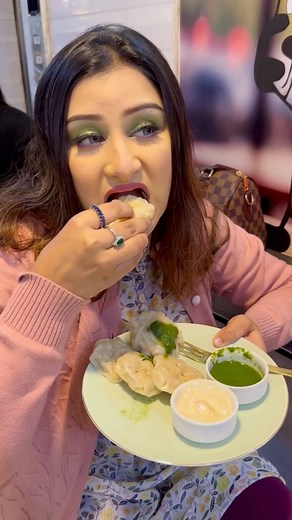 Best momo in town ?‼️📍Wari #adsonreelsvideo #foodreview #foodlover #foodblogger | Be Beautiful With Samrin
