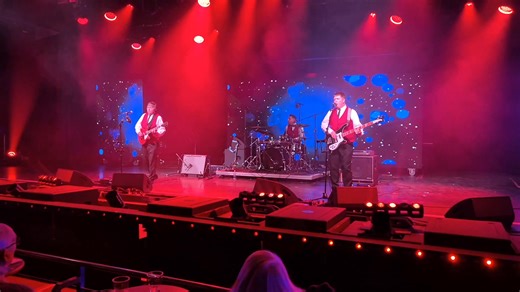 FESTIVAL OF THE 60S BUTLINS SKEGNESS - CENTRE STAGE #butlinsskegness #60smusic | The Moondogs