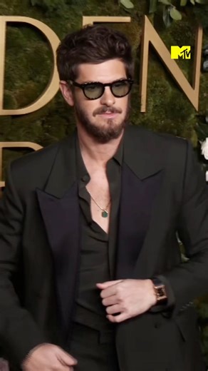 Just when I thought this man couldn’t get any hotter… Andrew Garfield in glasses shows up 🫠😍 #andrewgarfield #goldenglobes #weliveintime #mtvceleb | MTV UK