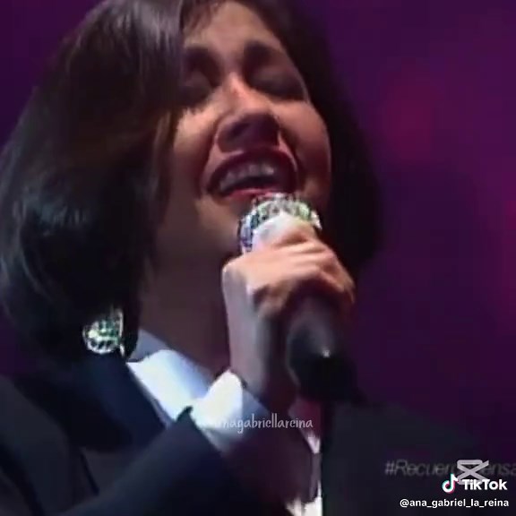 Es demasiado tarde - Ana Gabriel 🥀 #AnaGabriel #LaLunaDeAmerica #esdemasiadotardeanagabriel