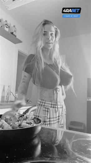 ·.★·.·´¯`·.·★ 🆁🅸🆈🅰 ★·.·´¯`·.·★.· on Instagram: "ご存知ですか？日本では今、「歩く足跡」から発電しています！⚡ 日本では現在、一歩ごとに発生するエネルギーを電気に変換する圧電タイルが設置されています！🔋 人がこれらのタイルの上を歩くと、体重と動きによってタイルに圧力がかかり、タイルがわずかに曲がり、機械的な応力が生じます。タイル内の特殊な素材がこの圧力を電荷に変換します。⚙️ 一歩ごとに少量の電気が生成されますが、何百万人もの人が毎日歩く場合（東京の渋谷駅では1日240万歩以上！）、LEDライト、ディスプレイ、さらにはセンサーに電力を供給するのに十分なエネルギーが生成されます！💡🌱 この技術は、未来の都市が一歩ごとに「充電」されることを示しています。想像してみてください。もし私たちの都市がこのようなタイルで覆われていたら、私たちの動きだけで発電できるのでしょうか？ ⚡ グリーンエネルギー 未来技術 知識 知ってますか 技術事実 持続可能なエネルギー 発明 トレンド 日本は圧力電気磁器を使用して電気エネルギーを歩行に変換します。