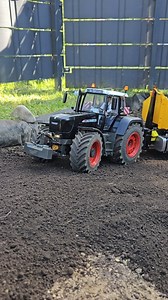 Der RC Favorit 920 von @rc_functional_models ist hier wieder fleißig am arbeiten mit dem Tridem Hakenlift Anhänger. Unaufhaltsam geht es die Ausfahrt rauf bei weichen Untergrund. www.rc-favorit.de www.facebook.com/rcfavorit www.instagram.com/rcfavorit_funktionsmodellbau/ #rcfavorit #rcfavoritfunktionsmodellbau #rctraktor #rctractor #rcanbaugerät #modellbau #rcmodellbau #funktionsmodellbau #rcfunktionsmodellbau #modellbauausleidenschaft #landtechnik #landwirtschaft #landwirtschaftausleidenschaft 