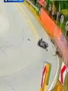 BABALA: Sensitibong balita na may kinalaman sa aksidente. Maging disente at responsable sa panonood at pagkomento. Sapul sa CCTV ang disgrasya sa isang bahagi ng Cebu Transcentral Highway pasado 10 AM kahapon, Apr. 23. Ayon sa may-ari ng video, sa pakurbadang lugar karaniwang nangyayari ang aksidente kahit pa may babala na sa mga motorista na mag-ingat sa pagmamaneho partikular sa nasabing lugar. | via Alan Domingo/GMA Regional TV Balitang Bisdak Bisitahin ang www.gmanetwork.com/news para sa iba