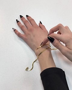 Turn your necklace into a bracelet ✨ #hack #diy #fblifestyle | HistoryLens