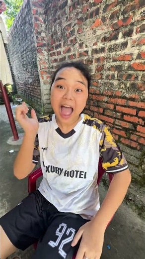 The domino effect and how Kieu Kieu got Nguyet Nguyet to film a TikTok #vipskills #funny