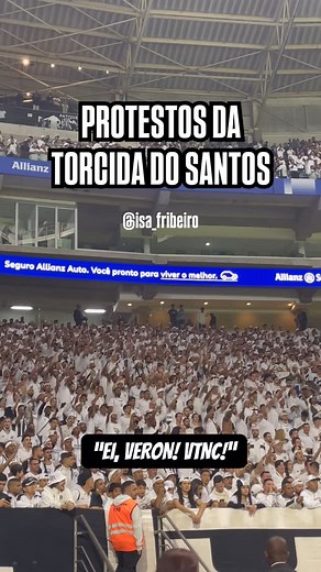 Vinicius Ribeiro | 2Torcedores 🏟️ on Instagram: "PROTESTOS NO ALLIANZ Torcida do Santos não poupou xingamentos à diretoria e aos jogadores após o empate com o Ceará 🎥 @isa_fribeiro #santos #santosfc #peixe #allianzparque"