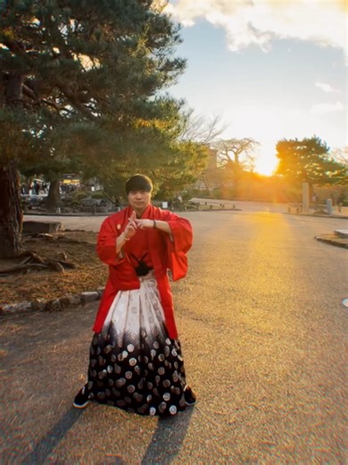 Naruto Dance in a Kimono ❤️ #kyoto It was all my wife's idea XD This is the only trendy 'dance challenge' I'll do haha I can't dance... I wish I could. But this one's easy and fun. Also huge bonus that I love Naruto. Tried the dance movement editing for the first time using keyframes in Final Cut Pro X. #着物男子 #着物 #narutodance #narutodancechallenge #naruto #narutoshippuden #ninja #japantravel #kyotojapan #kyototravel #kimono #kimonos #kimonostyle #married #marriedlife #dancechallenge #ナルトダンス #kyo