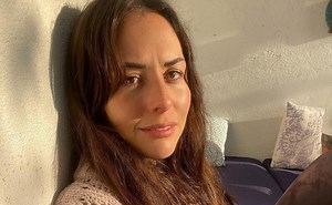 Zuria Vega en lencería cómoda anuncia su regreso a la pantalla chica