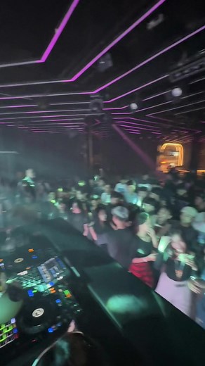 Pemandu Karaoke Sedih: Kompilasi Lagu dan Lirik