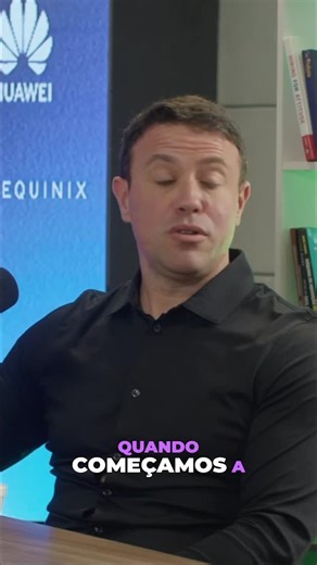 Last Mile on Instagram: "Todo produto parece óbvio depois que dá certo. Antes disso, quase sempre é erro. No Last Mile, Cleiton Paris conta um dos momentos mais honestos da sua trajetória: quando tentou vender um software pronto para o mercado e descobriu que não existia demanda. Os pequenos não precisavam. Os grandes nem sabiam quem eles eram. O produto estava funcionando, mas faltava o principal: dor real, mercado claro e timing. Sem dinheiro para marketing, sem time comercial e sem força para