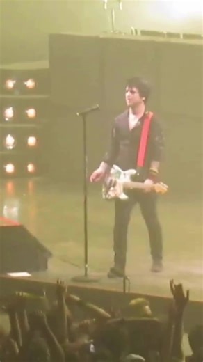 Billie Joe Armstrong Stops Mid-Sentence: Hilarious Moment