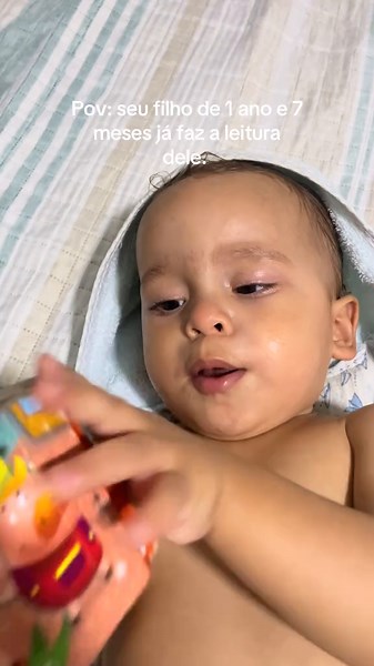 Menino de 1 ano e 7 meses aprendendo a ler