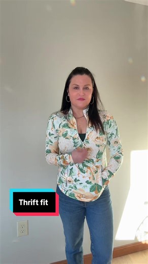 A floral athletic top by @Laura Ashley And some @Colorgram US lip gloss