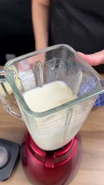 This is the easiest cake to make! Just put it in the blender, beat it, bake it and it's ready! | Super Recipes