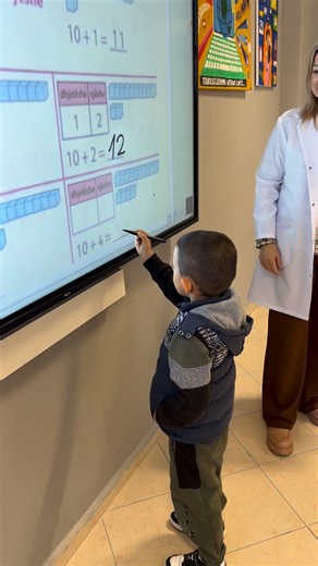 💻📚 Ora digjitale e Matematikës – Klasa 1-C Sot, nxënësit e klasës 1-C, nën drejtimin e mësuese F. Ceci, zhvilluan një orë mësimore digjitale plot argëtim dhe ndërveprim. Përmes lojërave edukative dhe mjeteve smart, fëmijët mësuan konceptet matematike në mënyrë të lehtë, kreative dhe motivuese. ✨ Mësim modern për mendje të vogla që rriten çdo ditë! #OraDigjitale #Matematika #Klasa1C #InovacionNëMësim | Shkolla 9-vjecare "E RE"