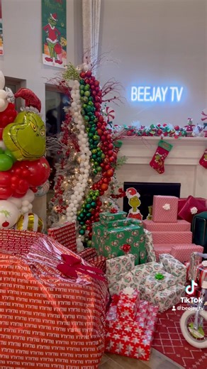 534K views · 10K reactions | SANTA CALLED ON US FOR HELP凉 #fypシ゚viralシfypシ゚ #christmasgiftideas #giftwrapping #beejaytv #trendingreel | Beejay Tv | Facebook