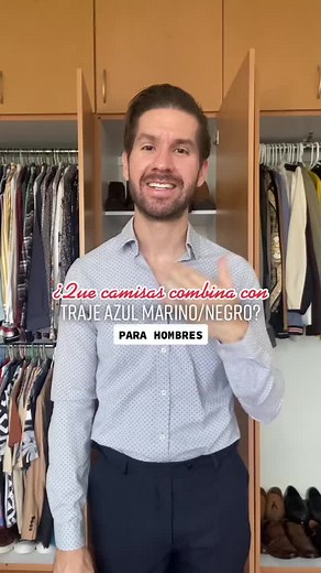Cómo combinar camisas con un traje azul marino