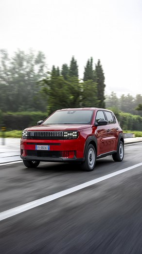 | Fiat Grande Panda Oltre alla versione La Prima, la Grande Panda elettrica si propone anche come RED, che ha un aspetto un po’ più off-road grazie ai cerchi di acciaio bianchi, ai passaruota a contrasto e alle maniglie esterne nere. Per lei, inoltre, il logo RED sul montante richiama l’omonima associazione benefica co-fondata dal cantante Bono Vox, finanziata anche con l’acquisto di questa versione della Grande Panda. All’interno troviamo il climatizzatore manuale, l’infotainment da 10,25” e l’
