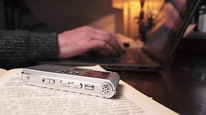 Homme utilise l'enregistrement audio dictaphone pour : vidéo de stock (100 % libre de droit) 3881199971 | Shutterstock