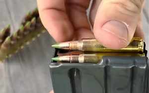 沉浸式品尝一盒5.56弹药