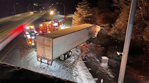 Tractor-trailer jackknifes on I-95 in Hopkinton