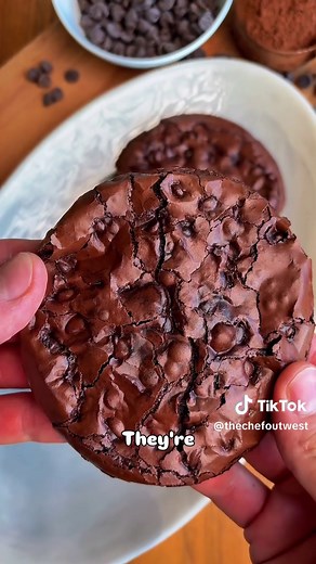 Crackly Chewy Brownie Cookies THIS is the only cookie recipe you’ll ever need. If you’re obsessed with that crackly top from the perfect brownie then you need to try these: Makes 6 cookies Ingredients 3 cups powdered sugar 1/2 cup cocoa powder 1/2 teaspoon salt 1/2 cup egg whites (from about 3 large eggs) 1/2 cup semisweet chocolate chips 1 teaspoon vanilla Instructions Preheat oven to 350°F (175°C). Line two baking sheets with parchment. Whisk powdered sugar, cocoa, and salt. Add egg whites and