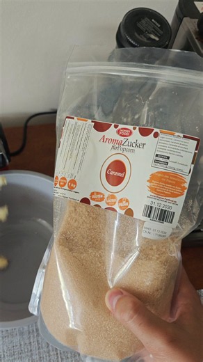 Jak zrobić popcorn karmelowy lepszy jak w kinie? Już wam pokazujeMusicie kupić taki cukier jaki jest na filmie. Kupiłem go na Allegro chyba 30 40 zł kosztował. Sam popcorn przygotowuje w takiej maszynce z AliExpress 70 zł za nią dałem. Co do ziaren popcornu to dopłaćcie do tych premium Te tańsze ziarna przeważnie były przepalone a tutaj każdy popcorn jest idealny.