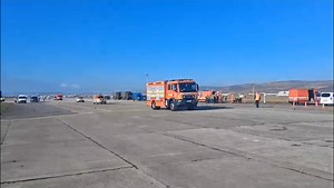 Scenariu sumbru pe Aeroportul Intrnațional "Avram Iancu" din Cluj-Napoca. Un avion Airbus cu peste 100 de pasageri la bord ratează aterizarea, își distruge trenul de aterizare și ia foc. Accidentul se soldează cu 25 de morți și 15 grav răniți. În rezervorul aeronavei sunt 3 tone dr combustibil, care sporesc riscul de explozie. Scopul exercițiului a fost de testare a reacției echipajelor de pompieri și medicale, a modului cum se mobilizează și intervin în cazul unei situații reale. Video: Mihai M