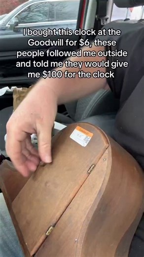 🕰️ Il achète une vieille horloge 6$ dans un magasin Goodwill, l'équivalent d'Emmaüs aux US…Mais en retournant à sa voiture, un couple l’interpelle et insiste pour lui racheter… 100 dollars cash.Il pense alors qu'ils avaient repéré quelque chose à l’intérieur (mécanisme rare, compartiment caché, objet de valeur…).Voilà ce qu'il a trouvé à l'intérieur 😳