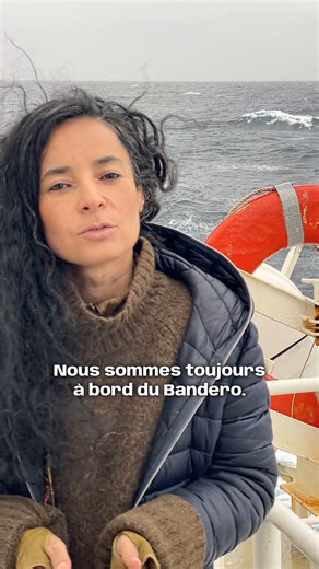 LES ILES MALOUINES REFUSENT L’ACCÈS AU BANDERO - UN NAVIRE DE LA MARINE VIENT S’EN ASSURERAprès nous avoir autorisés dans un premier temps à jeter l’ancre pour débarquer une partie de l’équipage et nous ravitailler, le gouverneur des Îles Malouines, Colin Martin-Reynolds nous a finalement signifié que l’accès à la bande des 12 milles nous était refusé. Suite à nos demandes d’explications, il nous a été répondu ce matin que l’accès aux eaux territoriales pouvait nous être refusé au regard de ques