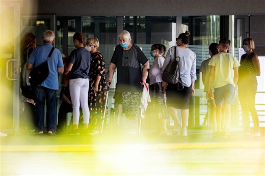 COVID-19 į Lietuvą grįžo su trenksmu: dalis gydymo įstaigų įsiveda ribojimus