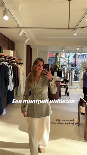 Ik neem jullie mee in het proces van mijn pak uitkiezen bij @mesure.amsterdam voor mijn event 😍 het duurt 4 weken om te laten maken en HOE MOOI is het eindresultaat geworden?! #suitup #corporateoutfit #officelook