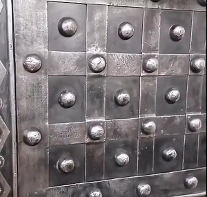 290K views · 1.3K reactions | Un homme ouvre un ancien coffre-fort français à 3 clés de la période 1780/1810 | Au fil de la raison | Facebook